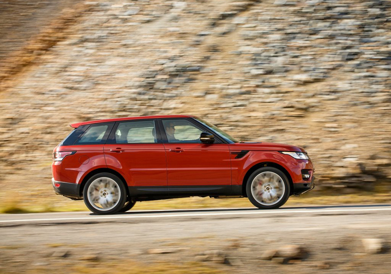 Το Range Rover Sport έχει όγκο και δεν το κρύβει...