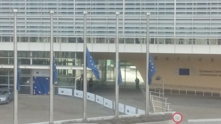 Μεσίστιες οι σημαίες της Ε.Ε.