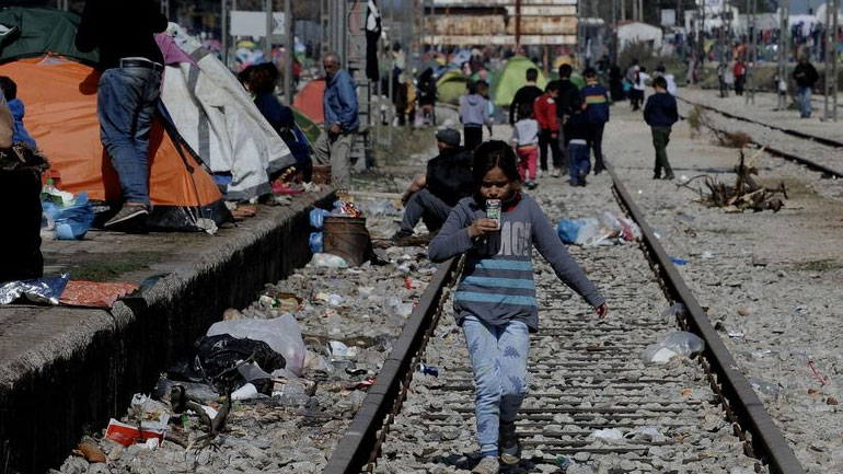 Ειδομένη: Διαμαρτυρία προσφύγων στις σιδηροδρομικές γραμμές με αίτημα να ανοίξουν τα σύνορα