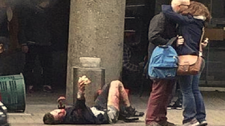 H συγκλονιστική φωτογραφία των αντιθέσεων