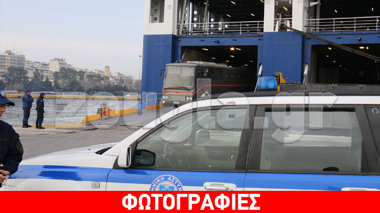 Στον Πειραιά με χειροπέδες εκατοντάδες μετανάστες