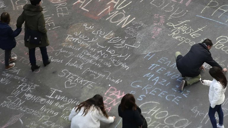 Πλατεία στις Βρυξέλλες γέμισε με μηνύματα μετά την τρομοκρατική επίθεση