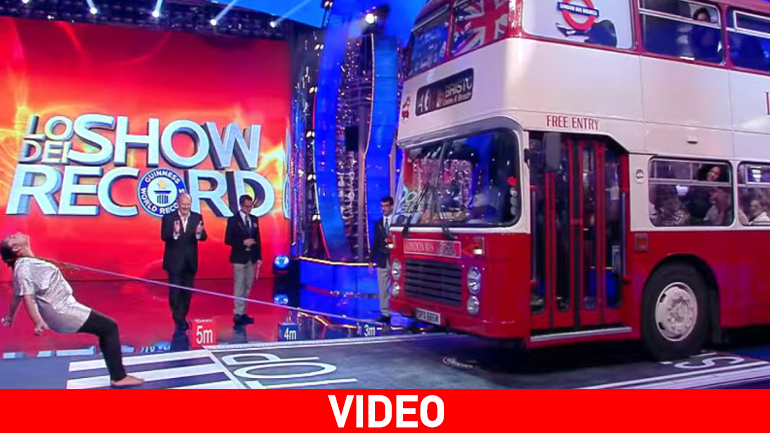 Απίστευτο: Τραβάει λεωφορείο με τα μαλλιά της