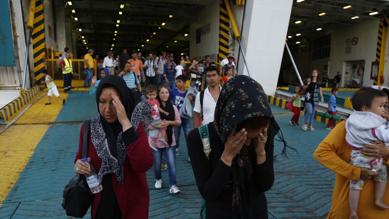 Στο λιμάνι του Πειραιά δύο πλοία με 260 πρόσφυγες