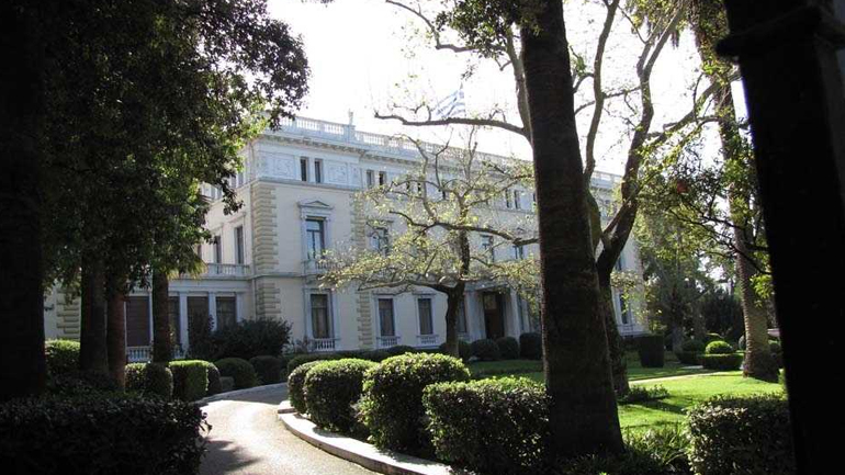 Μεσίστια κυματίζει η σημαία στο Προεδρικό Μέγαρο