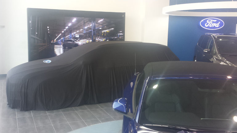 Καλυμμένο με σεντόνι το πρώτο Mondeo Vignale στο κατάστημα της Σφακιανάκης Α.Ε.