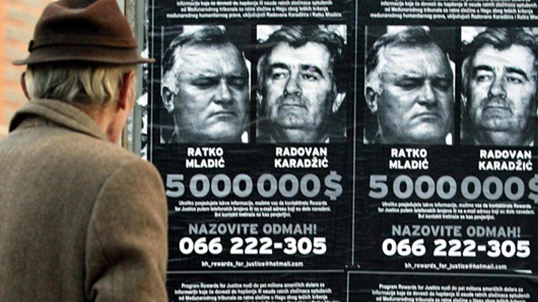 Η αφίσα με την επικήρυξη του Κάρατζιτς και του Μλάντιτς