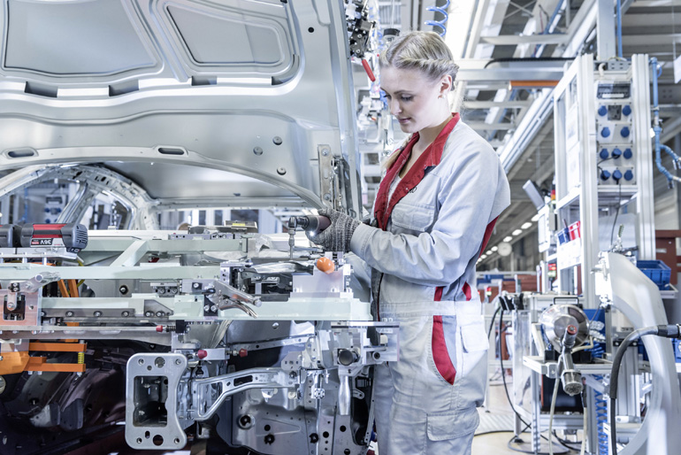 Στα εργοστάσια της Audi εργάζεται και ένα σημαντικό ποσοστό γυναικών...