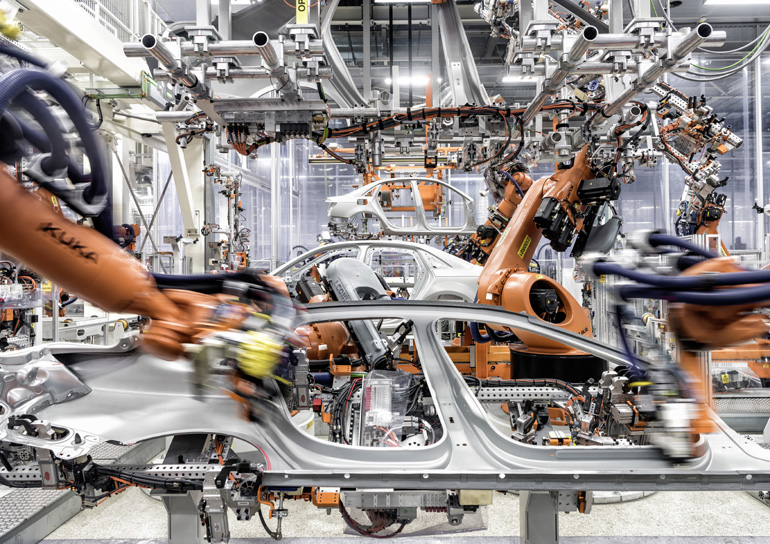 Τα ρομπότ στο εργοστάσιο δουλεύουν ασταμάτητα. Η εικόνα από κοντά είναι εντυπωσιακή...