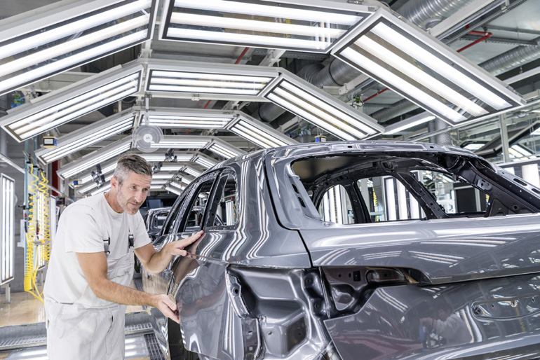 Μετά το βάψιμο από τα... ρομπότ γίνεται έλεγχος από ειδικό...