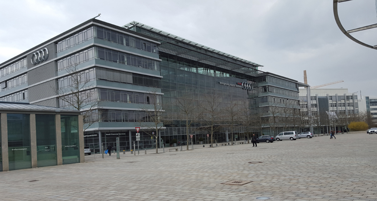 Από εδώ ξεκινάς την περιήγηση στις εγκαταστάσεις της Audi. στα δεξιά (δεν διακρινεται στην φωτογραφία) βρίσκεται και το μουσείο της μάρκας...