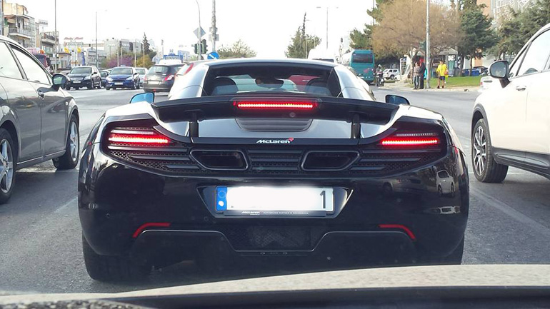 Η McLaren που προκάλεσε… εγκεφαλικά στη λεωφόρο Βουλιαγμένης