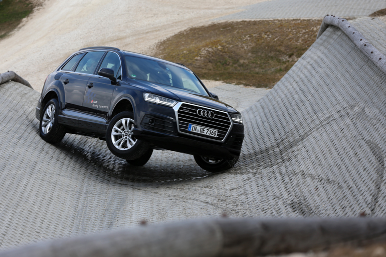 Κατά την παραμονή μας στην Γερμανία πήραμε και γεύση από... καθαρόαιμη δοκιμή του νέου Audi Q7 στην ειδικά διαμορφωμένη πίστα στην Νυρεμβέργη