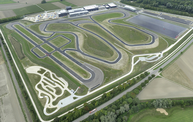 Η υπερσύγχρονη πίστα δοκιμών της Audi στη Νυρεμβέργη στην οποία εργάζονται σχεδόν 250 άνθρωποι...