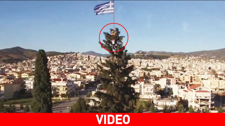 Λαμία: 76χρονος ρισκάρει τη ζωή του για την ελληνική σημαία