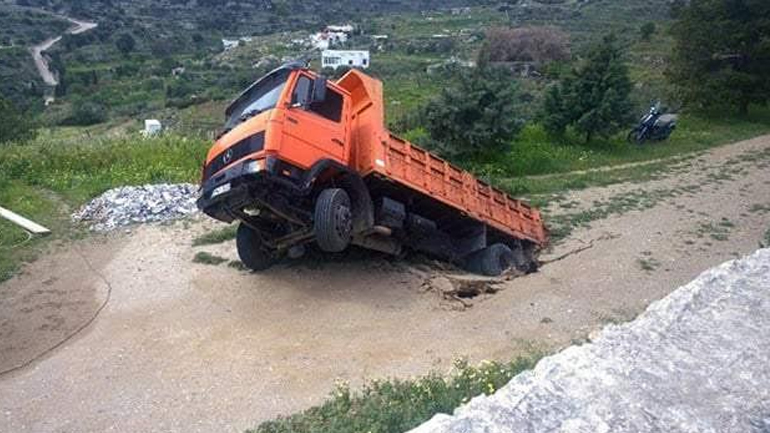 Σύρος: Ο δρόμος «κατάπιε» το φορτηγό!