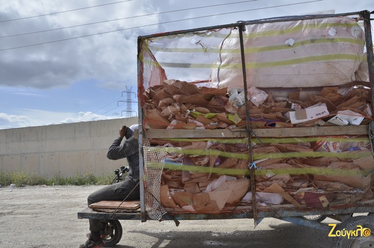 Με τρίκυκλα μεταφέρεται η 'λεία' έξω από τη χωματερή κι από εκεί πωλείται στο παρεμπόριο που έχει στηθεί