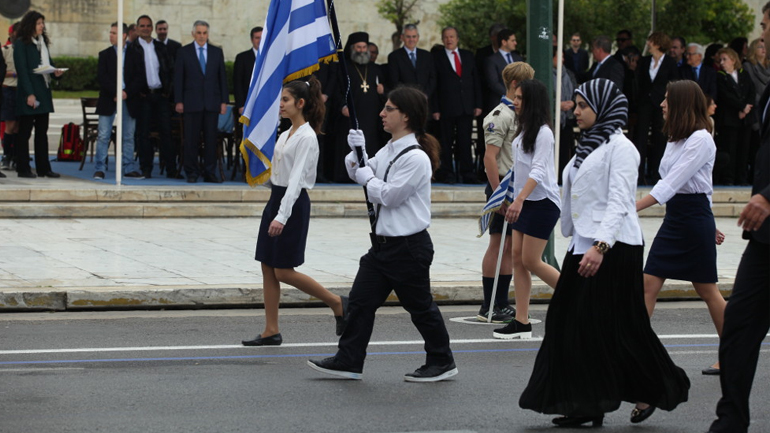 Παρέλαση με μαντήλα έκανε μαθήτρια του 41ου Λυκείου Αθηνών