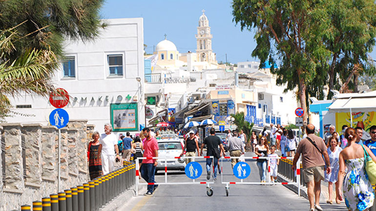 Σαντορίνη: Από Δευτέρα η διέλευση οχημάτων από την πλατεία Φηρών