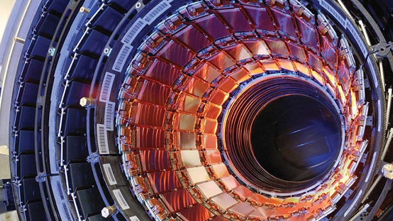 «Ζεσταίνεται» ο επιταχυντής του CERN