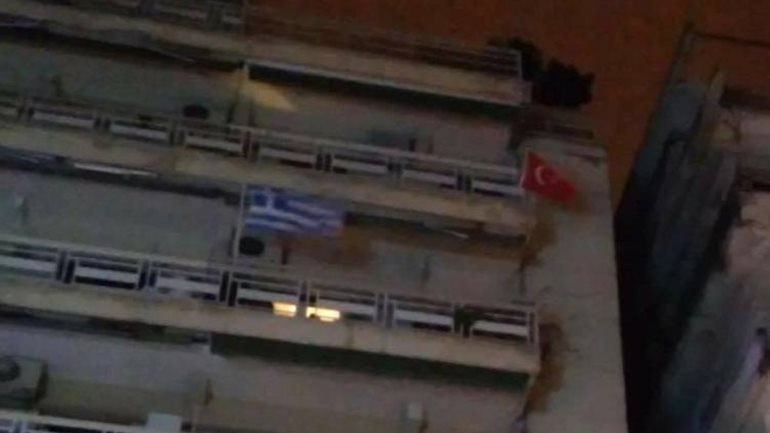 Kρέμασε την τουρκική σημαία στο μπαλκόνι του παραμονή της 25ης Μαρτίου