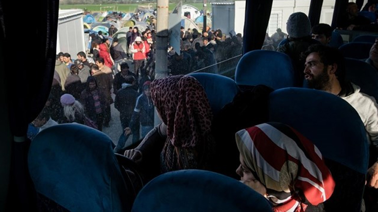 Με αργούς ρυθμούς η επιχείρηση εκκένωσης της Ειδομένης