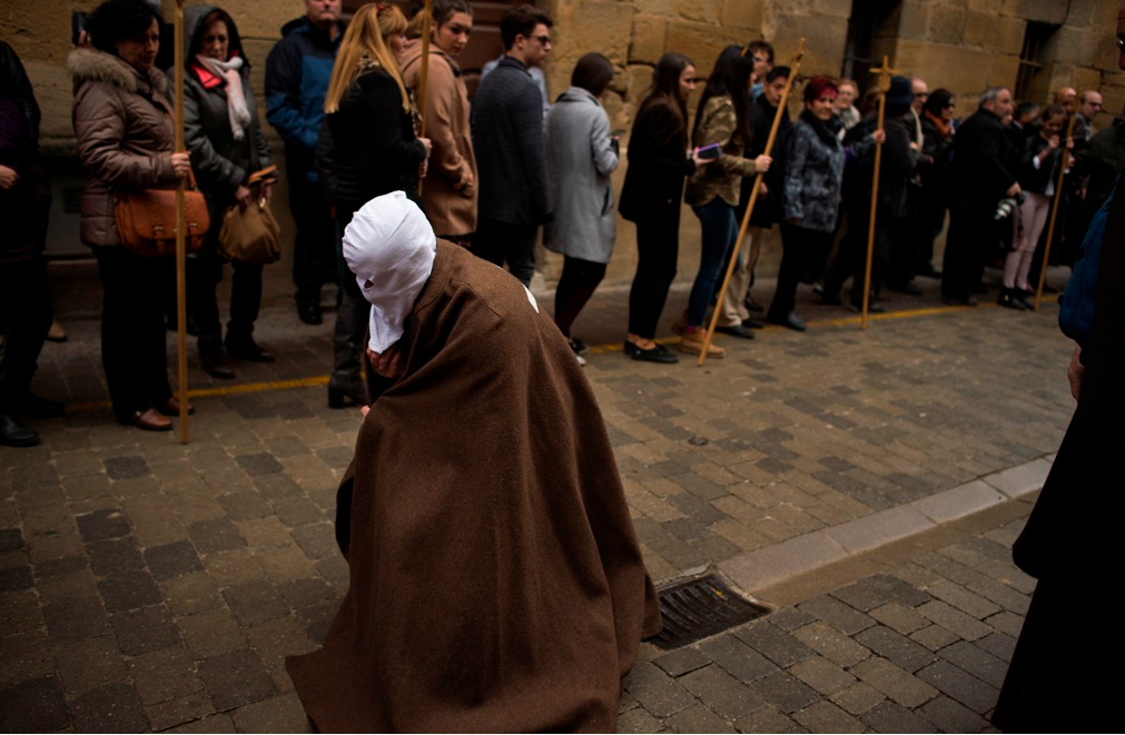 Πιστοί, μέλη της αδελφότητας La Santa Vera Cruz στο χωριουδάκι San Vicente de La Sonsierra στη βόρεια Ισπανία