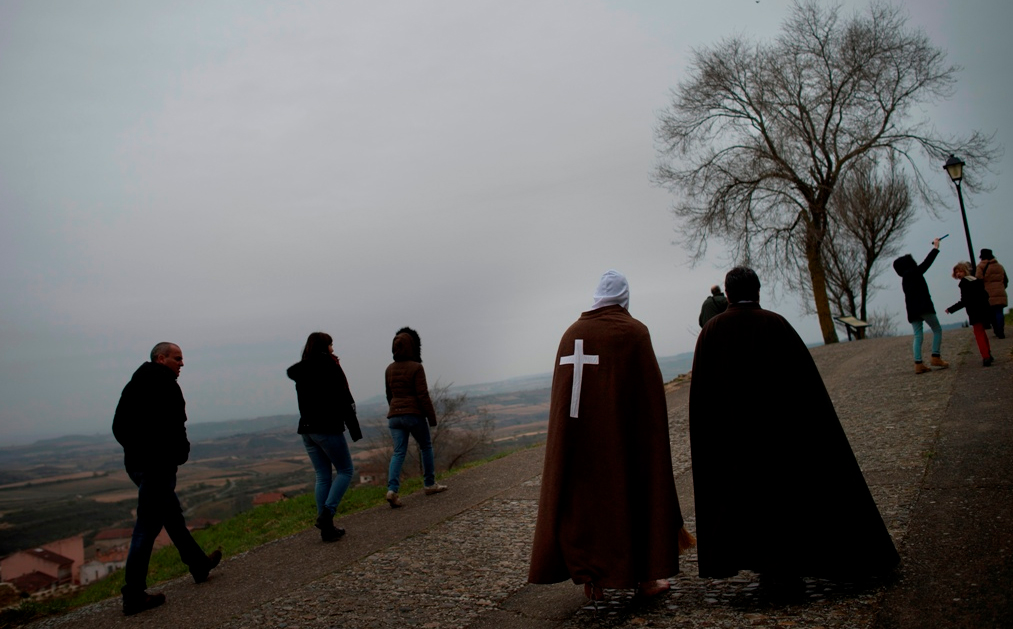 Πιστοί, μέλη της αδελφότητας La Santa Vera Cruz στο χωριουδάκι San Vicente de La Sonsierra στη βόρεια Ισπανία
