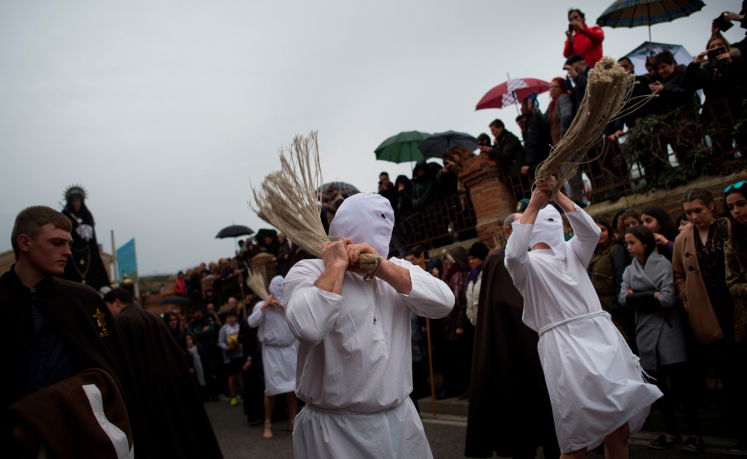 Πιστοί της αδελφότητας La Santa Vera Cruz στο χωριουδάκι San Vicente de La Sonsierra στη βόρεια Ισπανία, αυτομαστιγώνονται σε ένδειξη πίστης και μετάνοιας. Μια παράδοση που διαρκεί από τον 16ο αιώνα