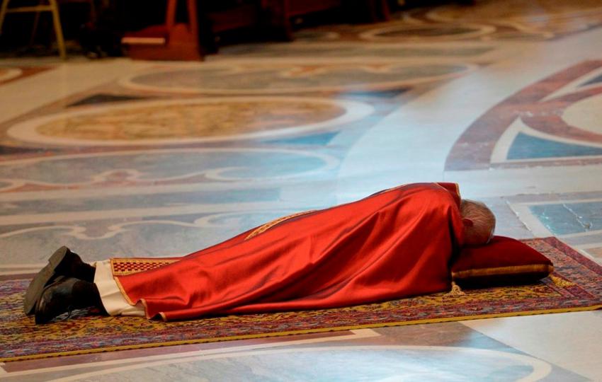 Ο Πάπας Φραγκίσκος στο δάπεδο της βασιλικής του Αγίου Πέτρου, κατά την διάρκεια λειτουργίας για τα πάθη του Ιησού Χριστού