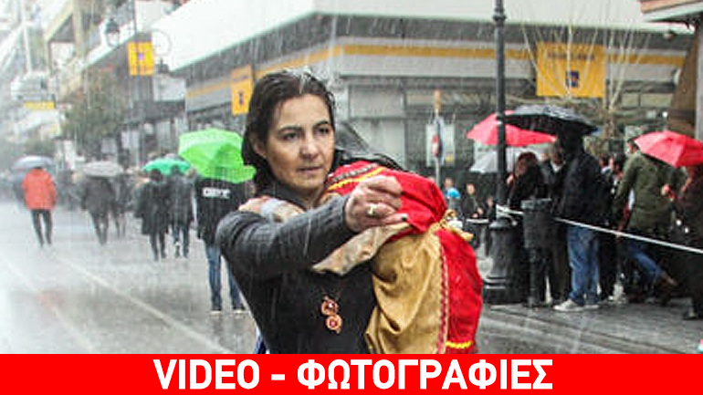 Aγανακτισμένη μάνα παρήλασε στη βροχή Aγανακτισμένη μάνα παρήλασε στη βροχή