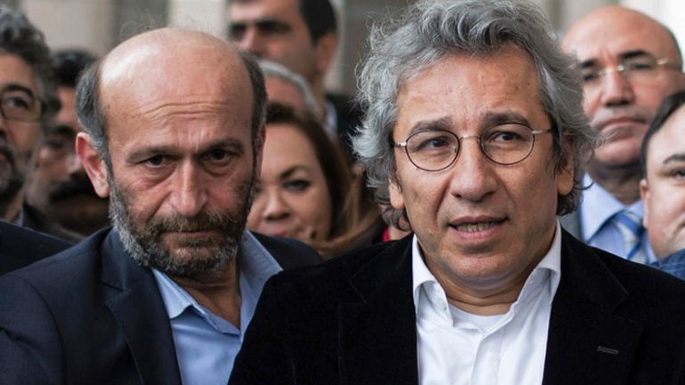 Ξεκίνησε η πολυαναμενόμενη δίκη δύο δημοσιογράφων της Cumhuriyet
