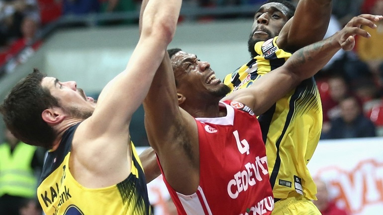 Συνέτριψε τη Φενέρ η Τσεντεβίτα