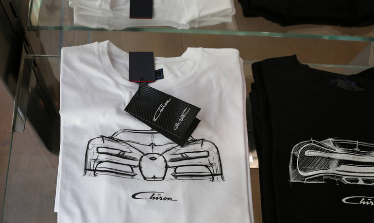 T-Shirt με τη Chiron πωλούνται στα καταστήματα