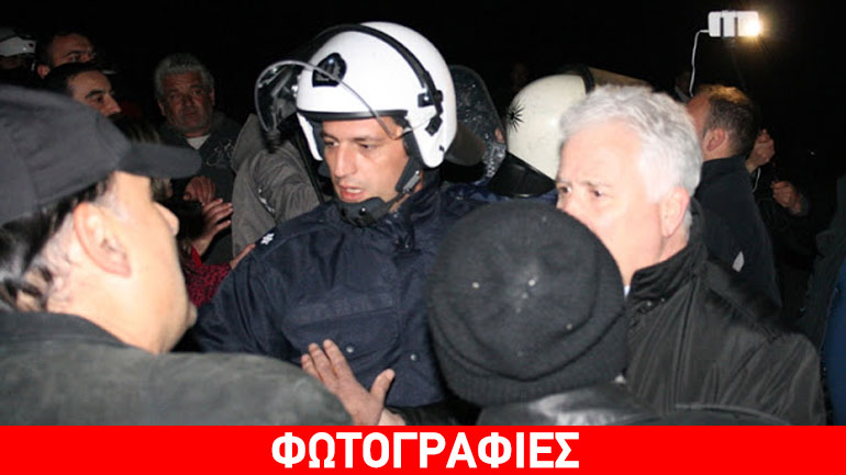 Βέροια: Πέταξαν γουρουνοκεφαλές και επιτέθηκαν σε βουλευτή έξω από το κέντρο φιλοξενίας