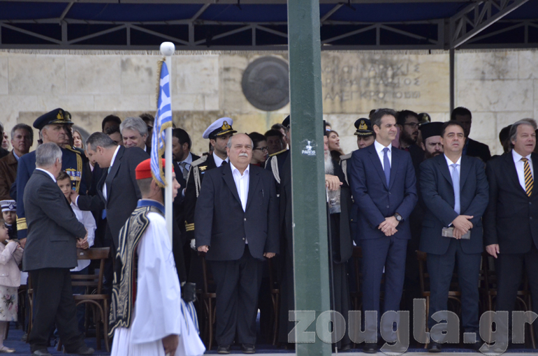 Ο πρόεδρος της Βουλής Νίκος Βούτσης - Στα αριστερά ο υπουργός Εθνικής Άμυνας Πάνος Καμμένος