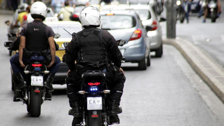 Πέταξαν στο δρόμο μια κάλτσα γεμάτη κοσμήματα για να ξεφύγουν