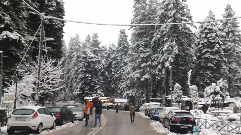 Τρίκαλα: Χιόνια στα ορεινά – Στην Ελάτη προβλήματα κυκλοφορίας