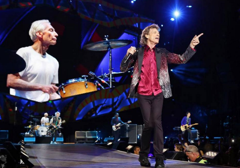 Σταθερή αξία στα τύμπανα ο Τσάρλι Γουάτς την ώρα που ο Μικ Τζάγκερ τα δίνει όλα...