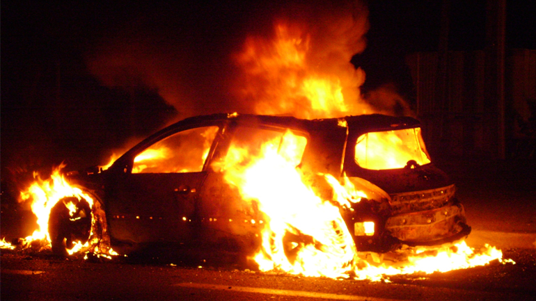 Στις φλόγες Ι.Χ. στο κέντρο της Αθήνας