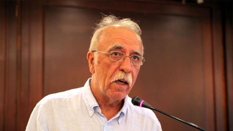 Επίσκεψη Βίτσα στο κέντρο φιλοξενίας προσφύγων στον Ελαιώνα