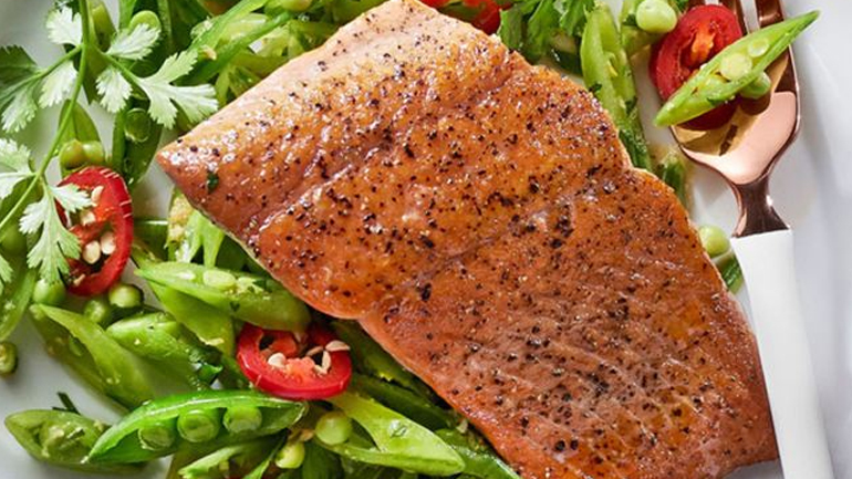 Σολομός με αρακά και τζίντζερ