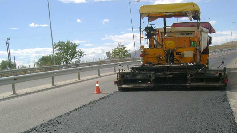 Ρίχνουν άσφαλτο στην Εσωτερική Περιφερειακή Oδό Θεσσαλονίκης