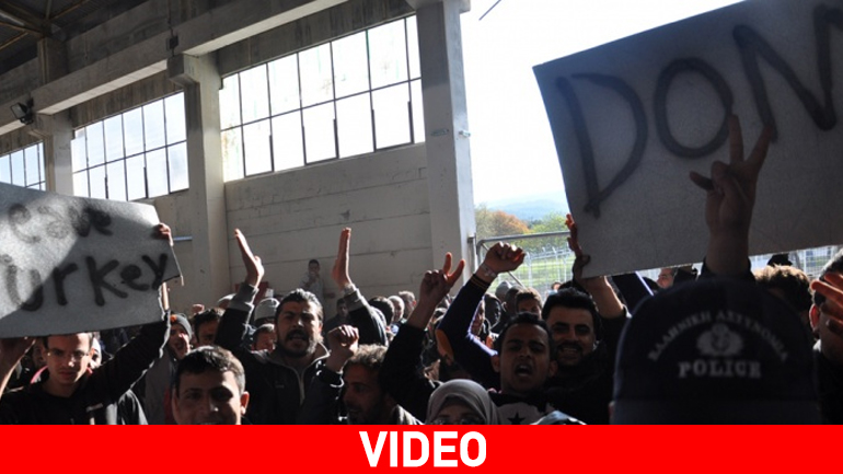 Με πλακάτ και συνθήματα υποδέχθηκαν τον Τόσκα οι πρόσφυγες στη Χίο