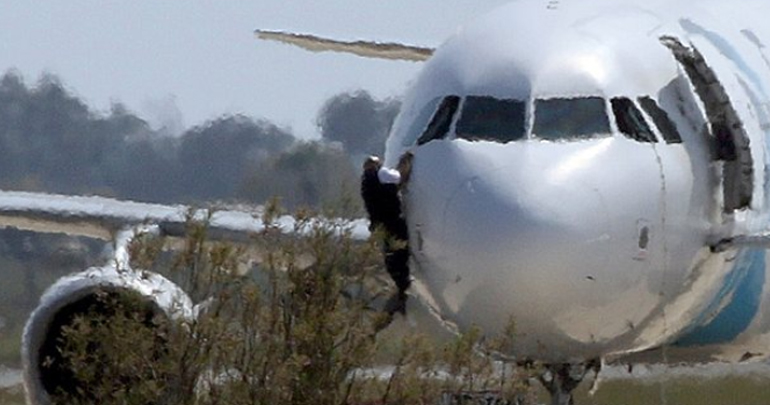 Σύμφωνα με εικόνες τηλεοπτικών μέσων ένας από τους επιβαίνοντες πήδηξε από παράθυρο του πιλοτηρίου