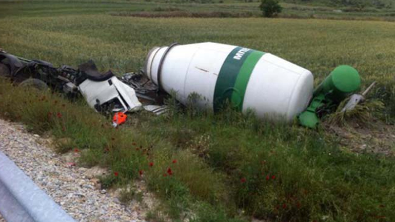 Μπετονιέρα ανατράπηκε στον κόμβο Συκουρίου στην ΠΑΘΕ