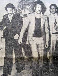 Οι δύο τρομοκράτες την ώρα που προσάγονται ενώπιον της δικαιοσύνης. (Από την Εφημ. «Τα Νέα»)