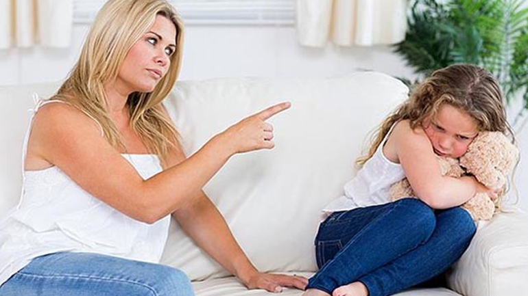 Έρευνα: Οι χειριστικοί γονείς μεγαλώνουν επιθετικούς ενήλικες!