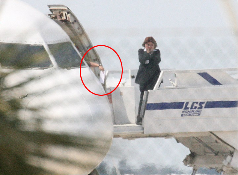 Η στιγμή που ο αεροπειρατής δίνει στις Αρχές την επιστολή 