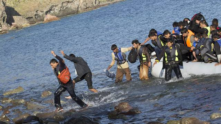Περισσότεροι από 300 πρόσφυγες έφθασαν στη Λέσβο από τα τουρκικά παράλια